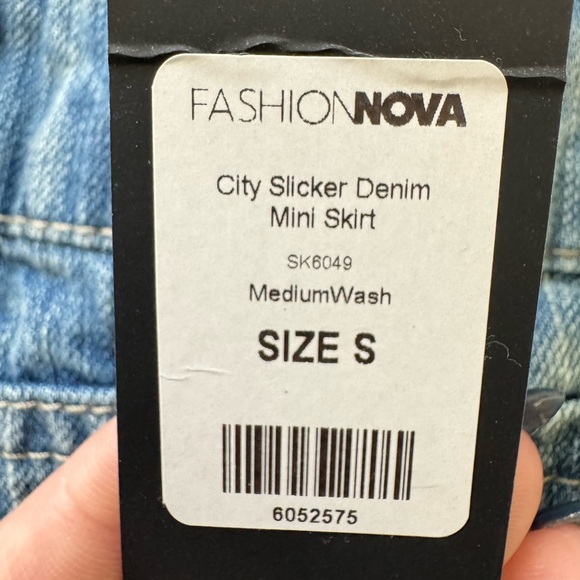 City Slicker Denim Mini Skirt. Medium wash size small. - Picture 2 of 4